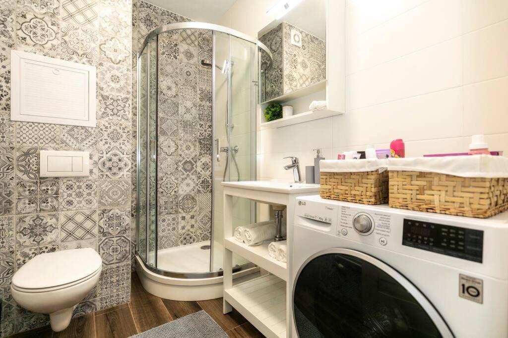 Alure Residences 1 & 24H Self Check-In, Free Parking In Front Of The Apartment Building, New Building, Terrace, Cafe With Breakfast In The Apartment Building, Next To The Aqua Park บันสกาบิสตรีตซา ภายนอก รูปภาพ