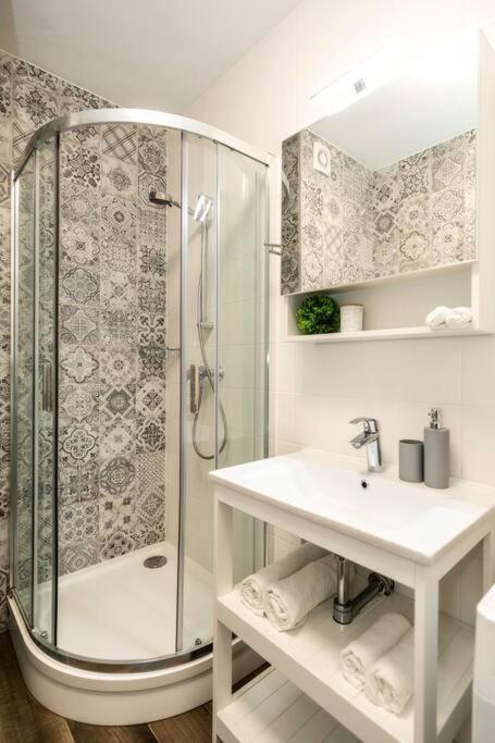 Alure Residences 1 & 24H Self Check-In, Free Parking In Front Of The Apartment Building, New Building, Terrace, Cafe With Breakfast In The Apartment Building, Next To The Aqua Park บันสกาบิสตรีตซา ภายนอก รูปภาพ
