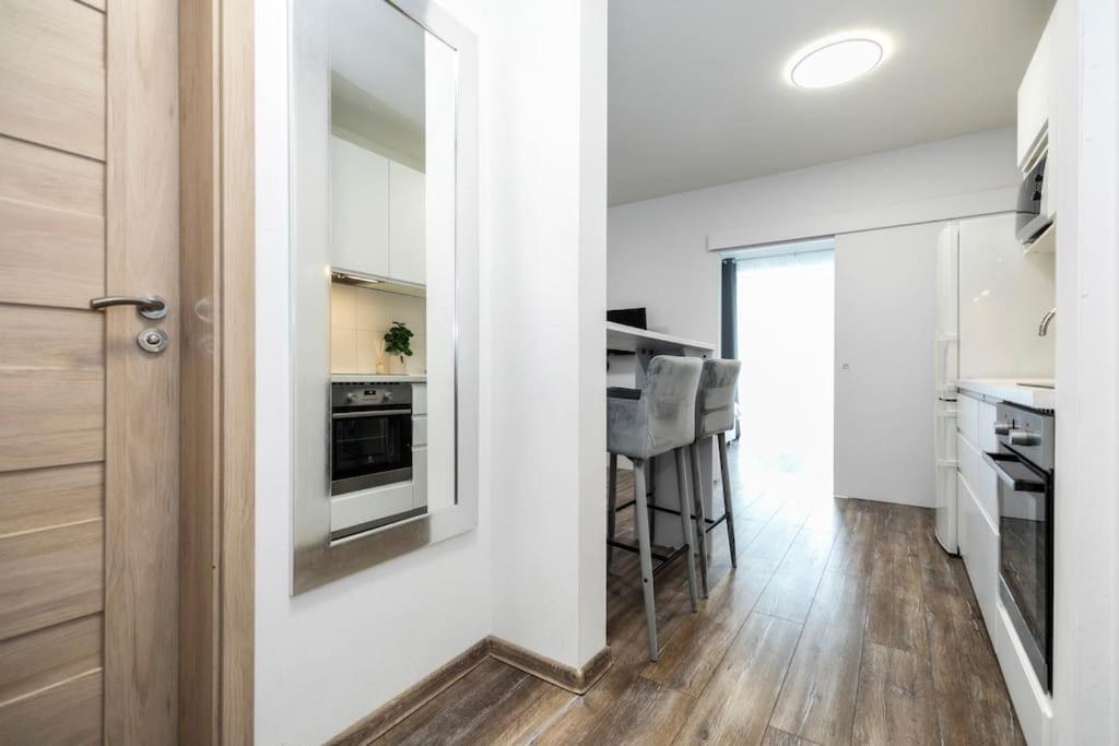Alure Residences 1 & 24H Self Check-In, Free Parking In Front Of The Apartment Building, New Building, Terrace, Cafe With Breakfast In The Apartment Building, Next To The Aqua Park บันสกาบิสตรีตซา ภายนอก รูปภาพ